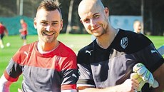 Obránce Radim ezník (vlevo) a branká Petr Bolek na soustední fotbalové...