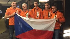 Tým Ond�eje Klym�iwa (vlevo) p�ed startem Rallye Dakar 2015. Karel Scheder je...