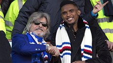 Samuel Eto'o (vpravo), nová posila Sampdorie janov, pózuje s prezidentem...