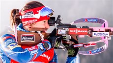 eská biatlonistka Veronika Vítková pi stelb ve tafet Svtového poháru v...