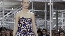 Korzetové šaty z jarní haute couture kolekce Dior z krajky guipure ve světle...