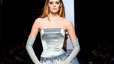 Haute Couture není záleitostí mladikých dívek, zákaznice jsou eny zralého vku. Gaultier si proto vybral pro svou pehlídku jaro - léto 2015 modelky vech vkových kategorií.
