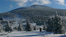 Ze pindlerovy chaty vyráíme do mírného kopce.