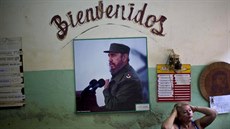 Portrét bývalého kubánského vůdce Fidela Castra ve státním obchodě v Havaně.