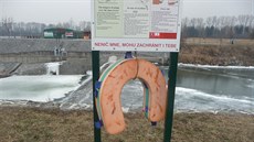Záchranná podkova z�stala u nebezpe�ného jezu v Oseku nad Be�vou na P�erovsku...