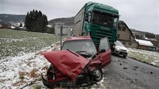 �idi� �kody Felicia dostal s autem na kluzké silnici smyk, p�ejel do protism�ru...