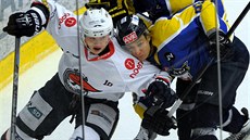 Chomutovský hokejista David Kämpf se v utkání s Ústím ocitl u mantinelu.