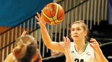 Hana Veselá (v bílém) z Ostravy v utkání s USK Praha.