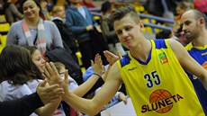 Jan Jiíek se zdraví s fanouky basketbalového Ústí.