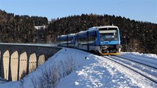 Vlak na viaduktu ve Smrovce.