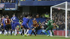 Gary Cahill z Chelsea (tetí zleva) stílí gól Bradfordu v FA Cupu.