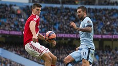 Daniel Ayala z Middlesbrough (vlevo) blokuje  Aleksandera Kolarova z...