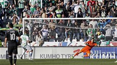 POKOENÝ CASILLAS. Nabil Ghilas (druhý zleva) z Córdoby stílí gól proti Realu...