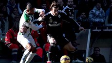 Gareth Bale (vpravo) z Realu Madrid a Edimar Fraga z Córdoby bojují o mí v...