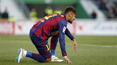 Útoník Barcelony Neymar bhem duelu proti Elche