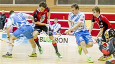 Momentka z florbalového duelu mezi Pardubicemi (�erveno�erná) a Mladou Boleslaví