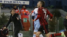 Kouč AC Milán Filippo Inzaghi (vlevo) udílí pokyny během duelu proti Laziu Řím.