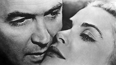 James Stewart a Grace Kellyová ve filmu Okno do dvora