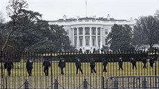 Tajná sluba Spojených stát (USSS) prohledává areál Bílého domu, na nm nala...