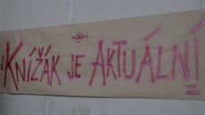 Studenti stojí za profesorem Kníákem.