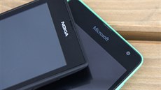 Loga Nokia a Microsoft na smartphonech Lumia