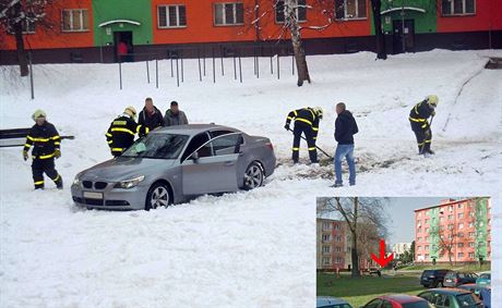 Fotografie, jak hasii odhazují sníh za vozem BMW, natvala adu obyvatel...