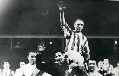 Anglická fotbalová legenda Stanley Matthews na ramenou ruského brankáe Lva...