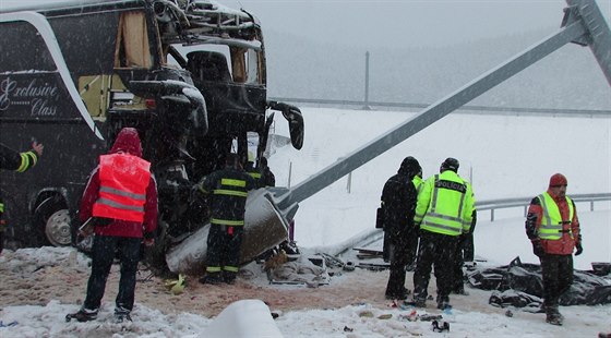 eský autobus havaroval na dálniním sjezdu u obce Spiský tvrtok v okrese...