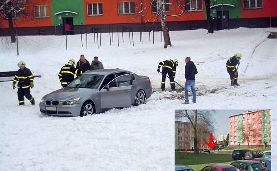 Fotografie, jak hasii odhazují sníh za vozem BMW, natvala adu obyvatel...