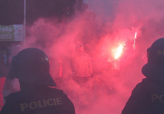 Podobná scéna z loského derby v Pardubicích u by se díky nové vyhláce zakazující pouívání pyrotechniky na veejnosti nemla opakovat.