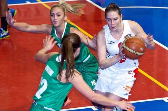 Momentka z utkání basketbalové ligy en Hradec Králové vs. Ostrava.