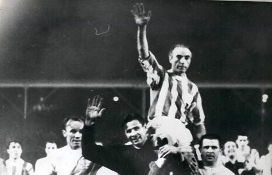 Anglická fotbalová legenda Stanley Matthews na ramenou ruského brankáře Lva...