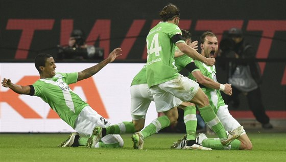 Fotbalisté Wolfsburgu slaví gól proti Bayernu Mnichov.