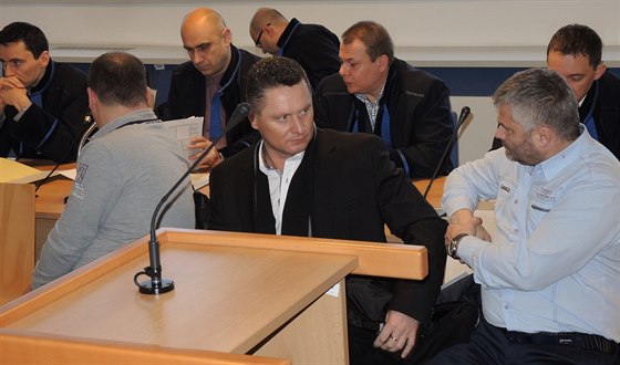 Zlínský podnikatel Miroslav Zaremba (uprostřed) u zlínského soudu.