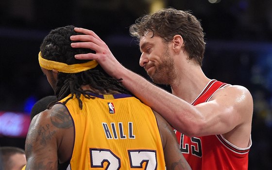 Pau Gasol z Chicaga gratuluje k výhe Jordanu Hillovi, svému bývalému...