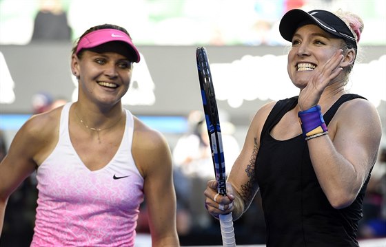 Lucie afáová (vlevo) a Bethanie Matteková-Sandsová.