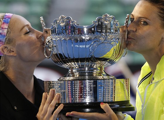 Lucie afáová (vpravo) a Bethanie Matteková-Sandsová s pohárem pro vítzky...