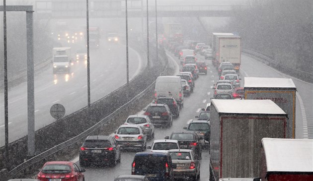 D8 u Kralup zablokoval převrácený náklaďák, kolony měřily několik kilometrů