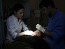 Lékai v Artmivsku oetují zranného ukrajinského vojáka (30. ledna 2015)