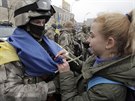 Kyjev. Ukrajintí vojáci se ped odchodem do války louí se svými blízkými....
