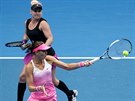 Lucie afáová odehrává míek na stranu soupeek ve finále Australian Open....