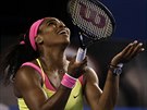 PRO? Serena WIlliamsová po zkaeném úderu ve finále Australian Open.
