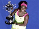 Serena Williamsová s trofejí pro vítzku Australian Open.