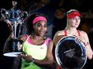 VÍTZKA A PORAENÁ. Serena Williamsová (vlevo) a Maria arapovová po finále...