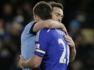 OBJETÍ. Frank Lampard a John Terry, nkdejí paráci, se zdraví po zápase....