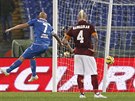 PROMNNÁ PENALTA. Massimo Maccarone z Empoli promuje pokutový kop v zápase...