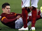 NA ZEMI. Juan Manuel Iturbe z AS ím se zvedá z trávníku v prbhu italské ligy.