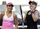 Lucie afáová (vlevo) a Bethanie Matteková-Sandsová si doly pro deblový titul...