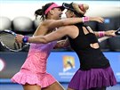 Lucie afáová (vlevo) s Bethanií Mattekovou-Sandsovou se radují z titulu z...