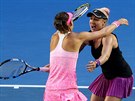 Lucie afáová (vlevo) s Bethanií Mattekovou-Sandsovou se radují z titulu z...